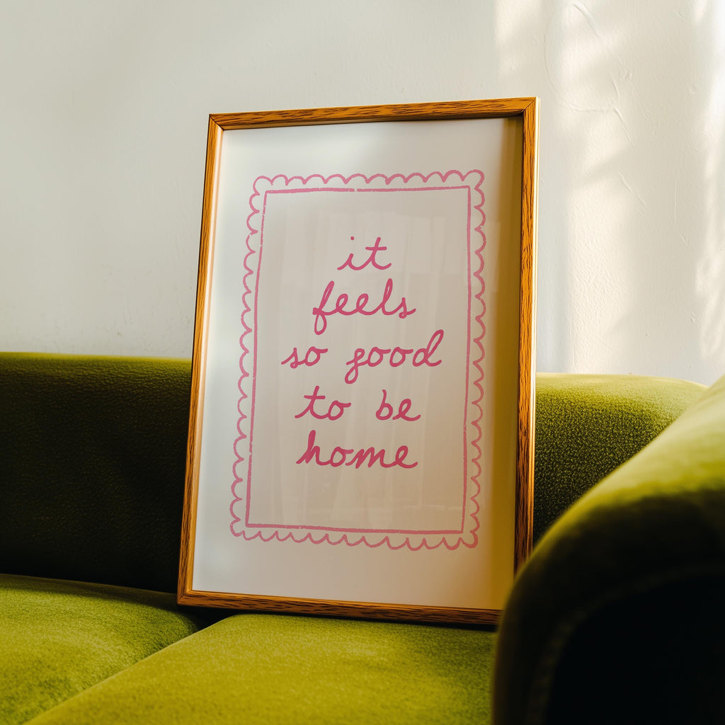 It Feels So Good To Be Home Print, Pink Quote Wall Art, Cozy Home Decor Poster, Girly Aesthetic Printable Art, Minimalist Trendy Print